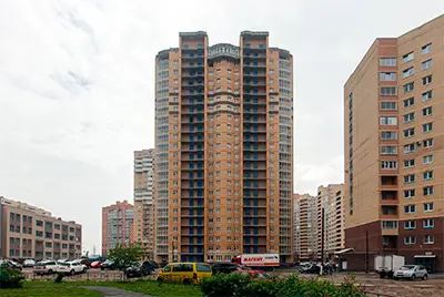 Слева – действующая общеобразовательная школа