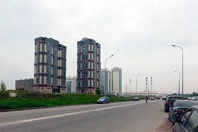 На переднем плане – улица Доблести