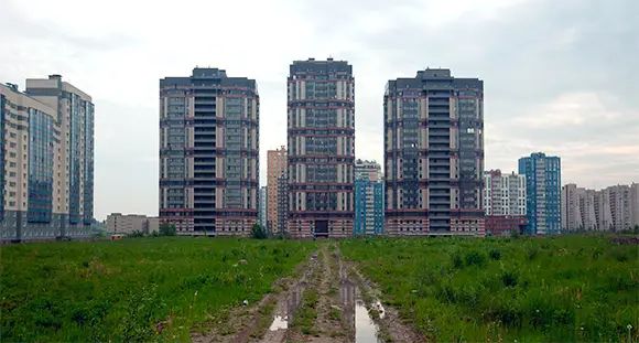 Слева – социальное жилье, построенное компанией «КВС»