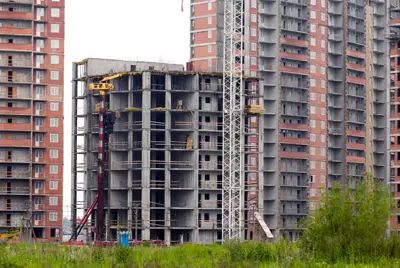 На одном из домов монолитные работы ведутся на уровне 10-го этажа