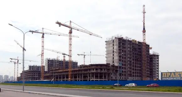 Три корпуса торцевой частью выходят на пр. Героев