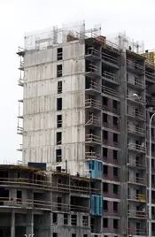 Здесь рабочие заливают бетоном конструкции 13-го этажа