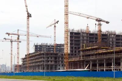 На площадке мы увидели большое число людей и техники