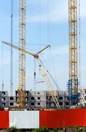 строительных кранах на площадке недостатка явно нет