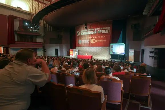 НА семинарах люди получают общую информацию о рынке, а потом – идут на выставку, чтобы применить полученные знания на практике