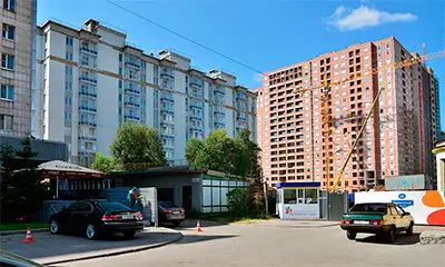 Справа – корпус первой очереди ЖК «Времена года»