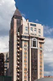 Остроконечные башенки со шпилями – характерная примета жилых домов, которые проектировались и строились в прошлом десятилетии. Редкий дом, построенный в то время в Озерках, не имеет этого архитектурного излишества