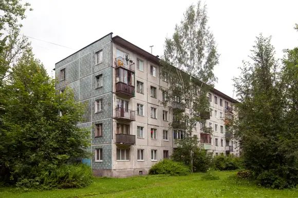Хрущевка 335-й серии на ул. Карпинского. Такие дома относятся к сносимым сериям пятиэтажных домов и ждут реновации