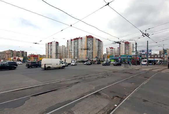 На пересечении сегодняшних проспектов Косыгина и Индустриального проектировалась просторная площадь с главной доминантой района. Но – не сложилось