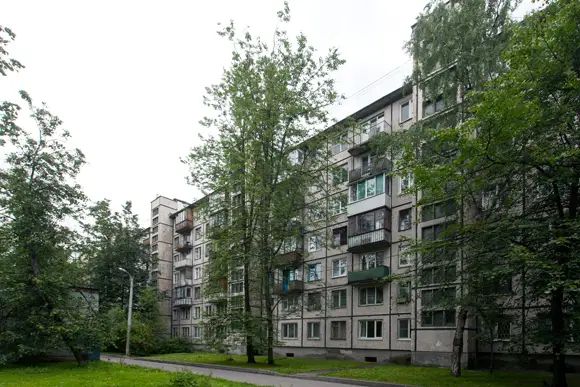 Семиэтажный дом 504-й серии с выносными лифтами на пр. Науки. Это уже не хрущевка, но еще и не совсем брежневка