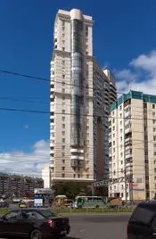 Новые «монолиты», словно айсберги, нависают над типовыми «панельками» советского периода