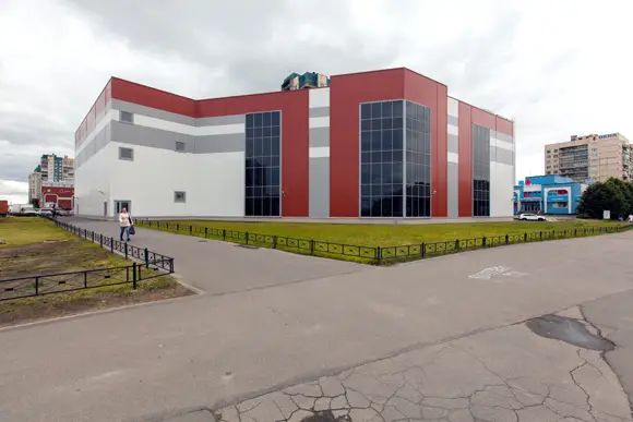 Несложившаяся центральная площадь Ржевки-Пороховых обросла объектами торговой инфраструктуры