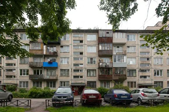 Пятиэтажный дом второго поколения 502-й серии на пр. Науки