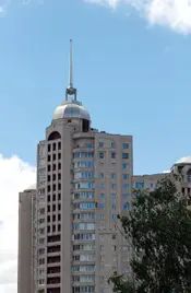 Лет пятнадцать назад застройщики начали увенчивать свои дома башенками со шпилями