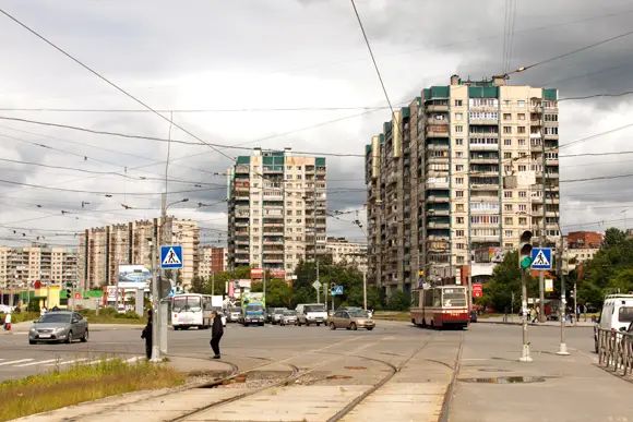 Панельные дома 137-й серии, облицованные белой и зеленой плиткой, – основная застройка Ржевки-Пороховых