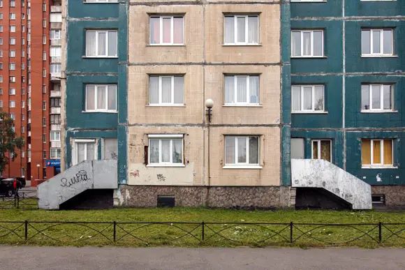 В свое время на первых этажах домов 137-й серии на Ржевке, прямо в квартирах, временно размещались продовольственные магазины. Так появились квартиры с отдельными входами