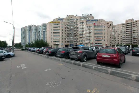 Если бы не разрыв основной транспортной артерии, связывающей Гражданку с «большой землей», то вместо аккуратной и вполне еще свежей застройки у станции метро «Академическая» мы бы наблюдали высотные многоэтажки