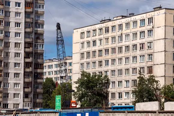 Брежневки 602-й серии у «Пионерской»