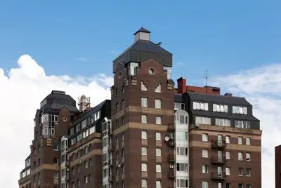 «Дом без ангела» в Озерках. Строили его долго, к тому же в процессе строительства проект пришлось упростить