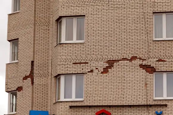 Монолитно-кирпичная застройка рыночного периода на Ржевке имеет следы «детских болезней» современного монолитстроя – трещины в фасадной облицовке