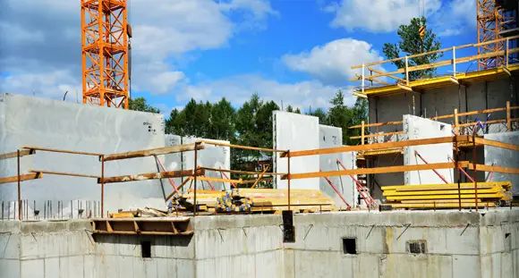 Со стороны Павловской улицы завершено строительство стен подвалов, начался монтаж конструкций первого этажа