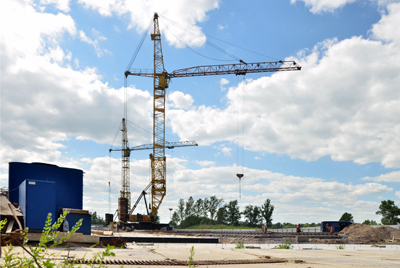 К настоящему времени завершено устройство фундаментов двух домов, частично смонтированы конструкции первых этажей