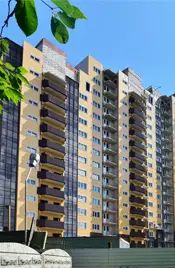 На первый взгляд – здание практически готово: осталось доделать некоторые балконы и частично фасад