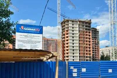 Практически завершена «коробка» дома третьей очереди – работы ведутся на уровне 17-го этажа, частично выполнена кирпичная кладка наружных стен