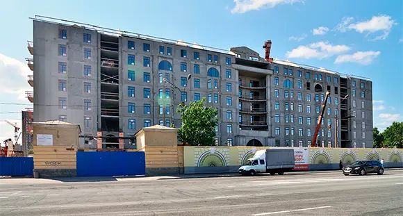 ЖК «Тапиола» строится на месте корпусов завода «Петмол», от которых осталась лишь ограда