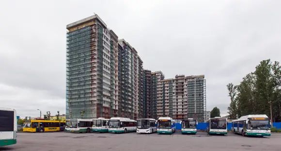 На переднем плане – автобусный парк