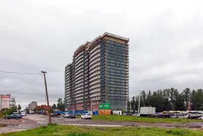 Позади «Перемены» находится обширная промзона