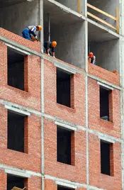 Рабочих на площадке мы заметили довольно много