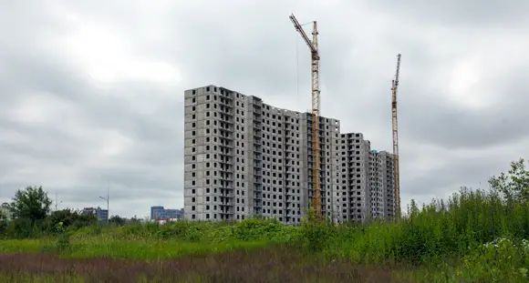 Вокруг строящихся корпусов – гаражи и пустырь