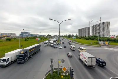 Вид на Витебский проспект, слева – станция метро «Купчино»