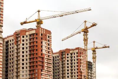 Справа корпуса третьей очереди