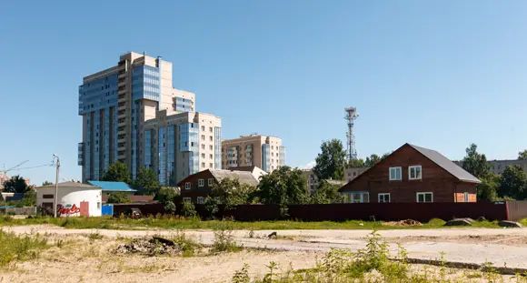 Жилой комплекс «БСК» возвышается над деревянными домишками