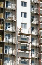 Рабочие вставили все окна на одном из фасадов ЖК «Крутой берег»