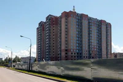 Больше половины окон ЖК «Нева Сити» зияют пустыми «глазницами»