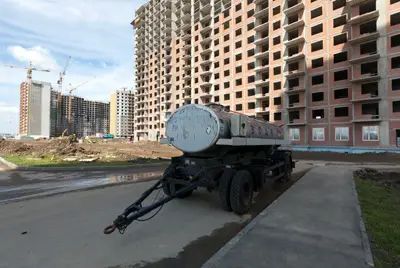 Рядом с ЖК «Юнион» стоит бочка с водой, которой, видимо, пользуются жильцы соседнего ЖК «Нордика»