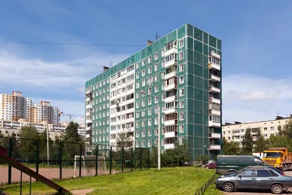 Жилой дом 504-й серии выглядит несколько обшарпанным