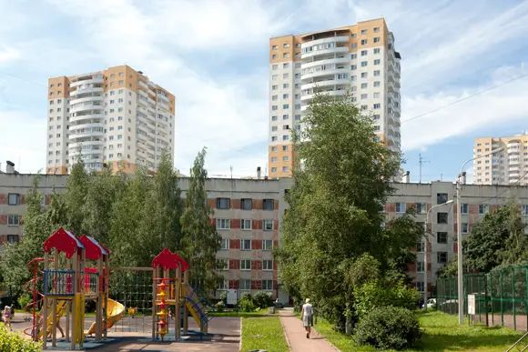 Сочетание старой и новой панели в центре микрорайона