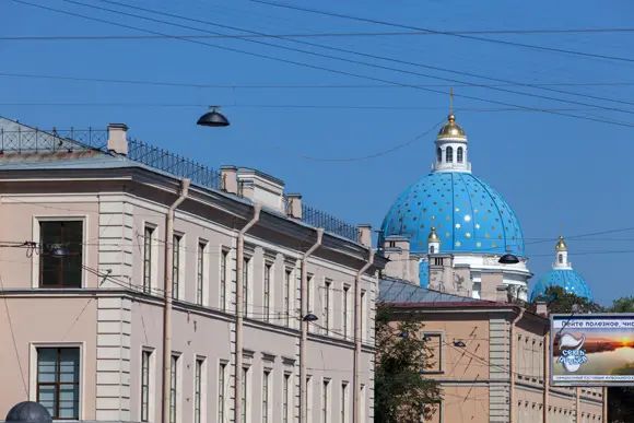 С многих точек Измайловской слободы виден купол одного из красивейших соборов Петербурга – Троицкого