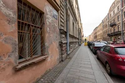 Реальный возраст зданий на Галерной улице выдают вросшие в мостовую первые этажи