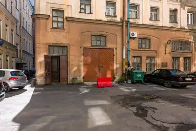 В особняках когда-то были конюшни и каретные сараи. Сейчас – гаражи, коммунальные квартиры, склады и конторские помещения