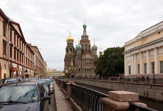 Набережная канала Грибоедова. Автовладельцам в Золотом треугольнике приходится нелегко. Парковаться здесь негде