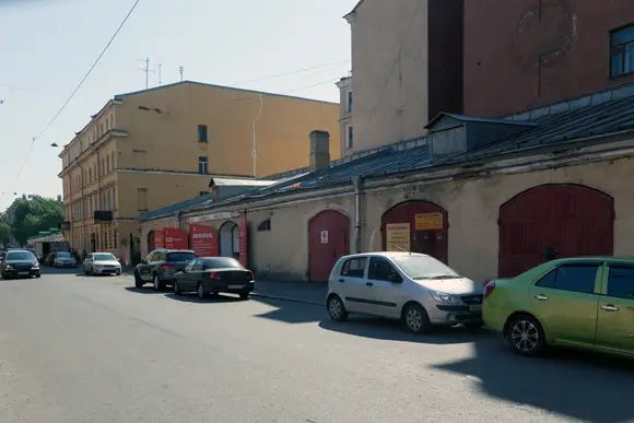 Экипажные бараки на 13-й Красноармейской, по сути, конюшни, приспособлены под авторсерис и автомойку