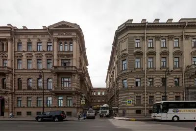 За фасадами доходных домов на Адмиралтейской набережной спрятался один из самых значимых объектов городской среды 