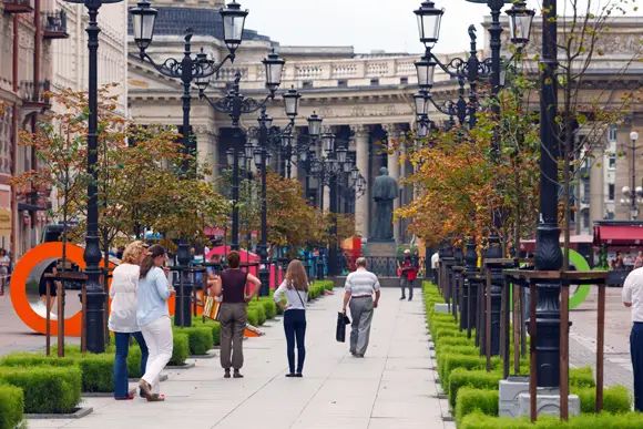 Квартиры с окнами на пешеходные зоны Малой Конюшенной и Малой Морской улиц всегда в цене, но не любой «элитарий» желает жить на виду у праздных толп туристов. Поэтому часто дорогие квартиры пустуют