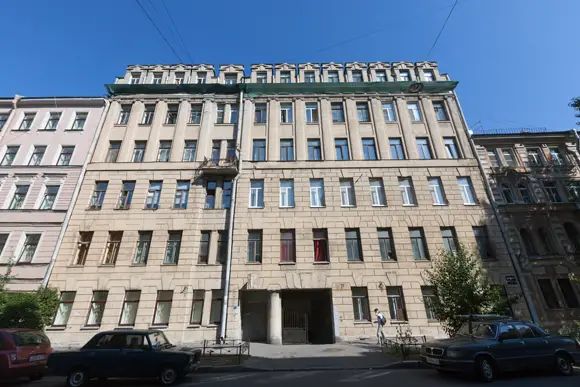 Некоторые дома надстроены мансардами