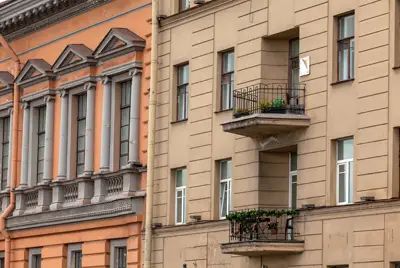 На протяжении 300-летней истории Петербурга все дома на Адмиралтейской набережной несколько раз перестраивались